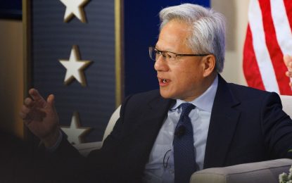 El CEO de Nvidia dijo que las predicciones apocalípticas sobre la IA “son inventadas” y Trump lo llamó en vivo