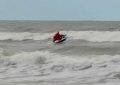 Amplían la búsqueda de los dos kayakistas que desaparecieron en el mar en Santa Teresita