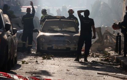 Una explosión en pleno centro histórico de Atenas derrumbó un edificio y dejó heridos cerca de la Acrópolis