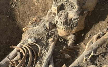 Hallaron los restos de una madre abrazando a su pequeño hijo en la excavación de un cementerio medieval