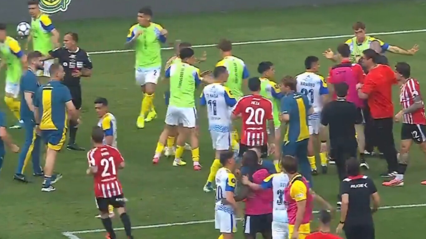 Escándalo en Estudiantes: un futbolista apareció en los festejos de Rosario Central tras la polémica en la Supercopa