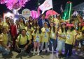 Sadir en el cierre del desfile de carrozas