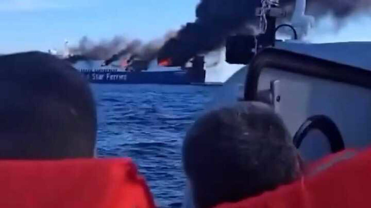 Misterioso incendio de un ferry frente a la paradisíaca isla de Mykonos: evacuaron a las 29 personas que iban a bordo e investigan las causas