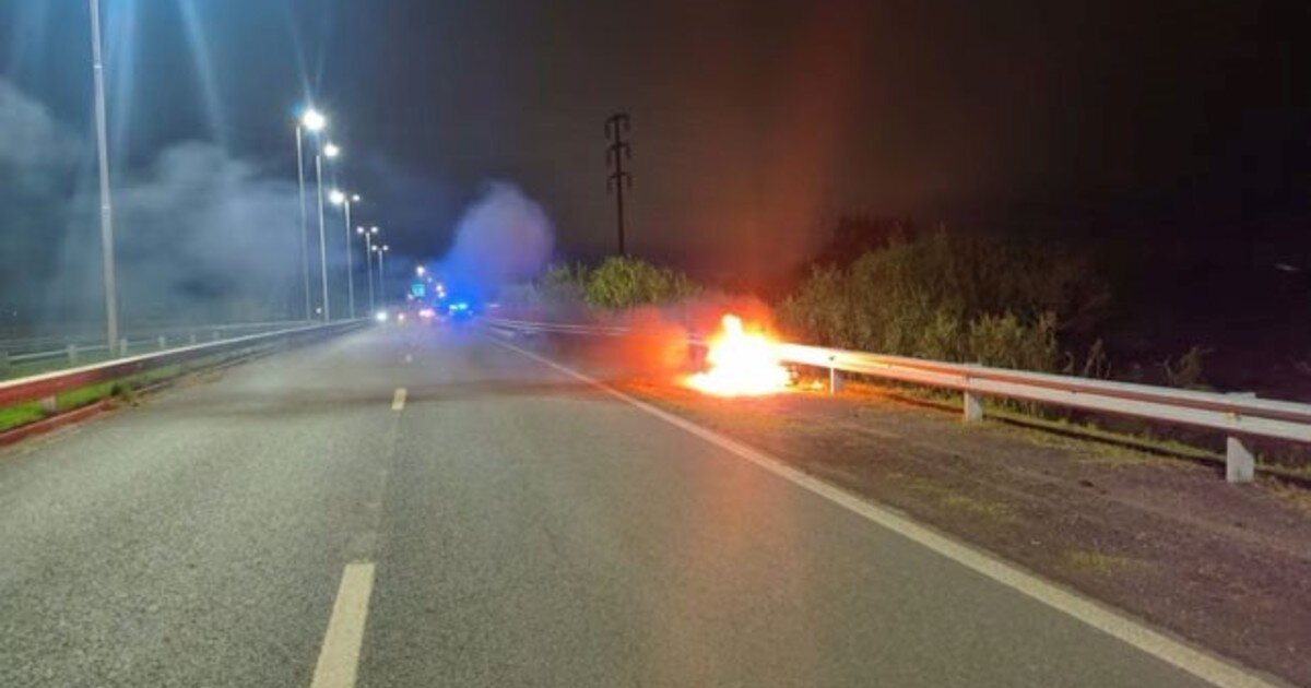 «Quédense con la moto, yo me voy»: le dio positivo el control de alcoholemia y prendió fuego el vehículo