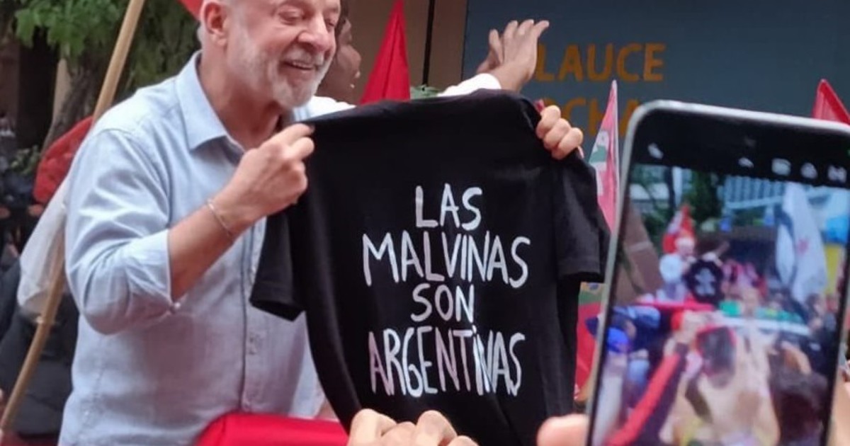 lula-da-silva-mostro-una-remera-con-la-inscripcion-«las-malvinas-son-argentinas»-en-un-acto-en-el-cierre-de-su-campana