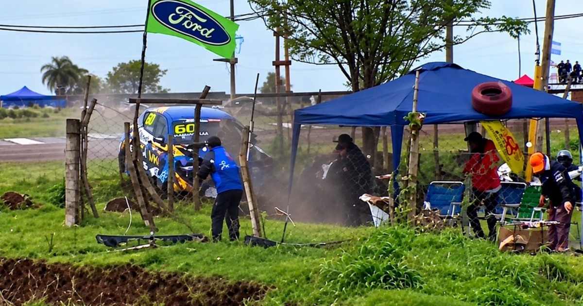 accidente-y-milagro-en-el-tcr-south-america:-un-auto-choco-contra-la-contencion,-volo-una-rueda-y-le-pego-a-un-hombre-que-hacia-un-asado