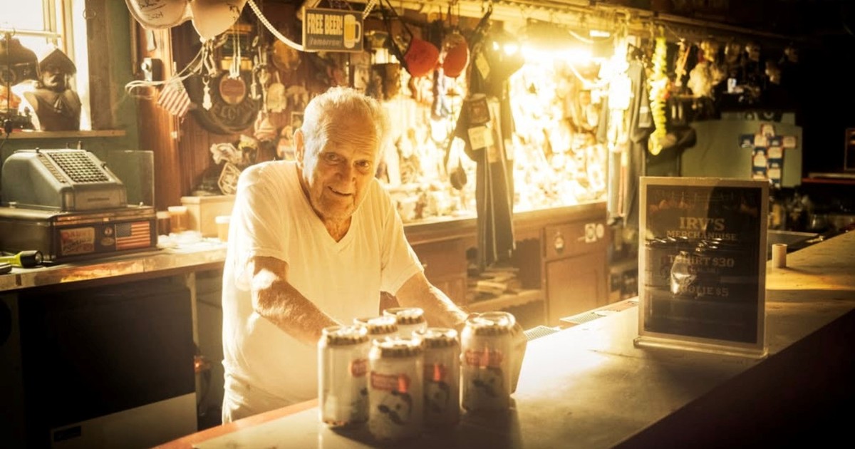 un-abuelo-de-103-anos,-veterano-de-la-segunda-guerra-mundial,-mantiene-su-bar-abierto-desde-hace-63-anos-con-la-ayuda-de-su-hijastro:-como-vive-el-camarero-mas-longevo-del-mundo