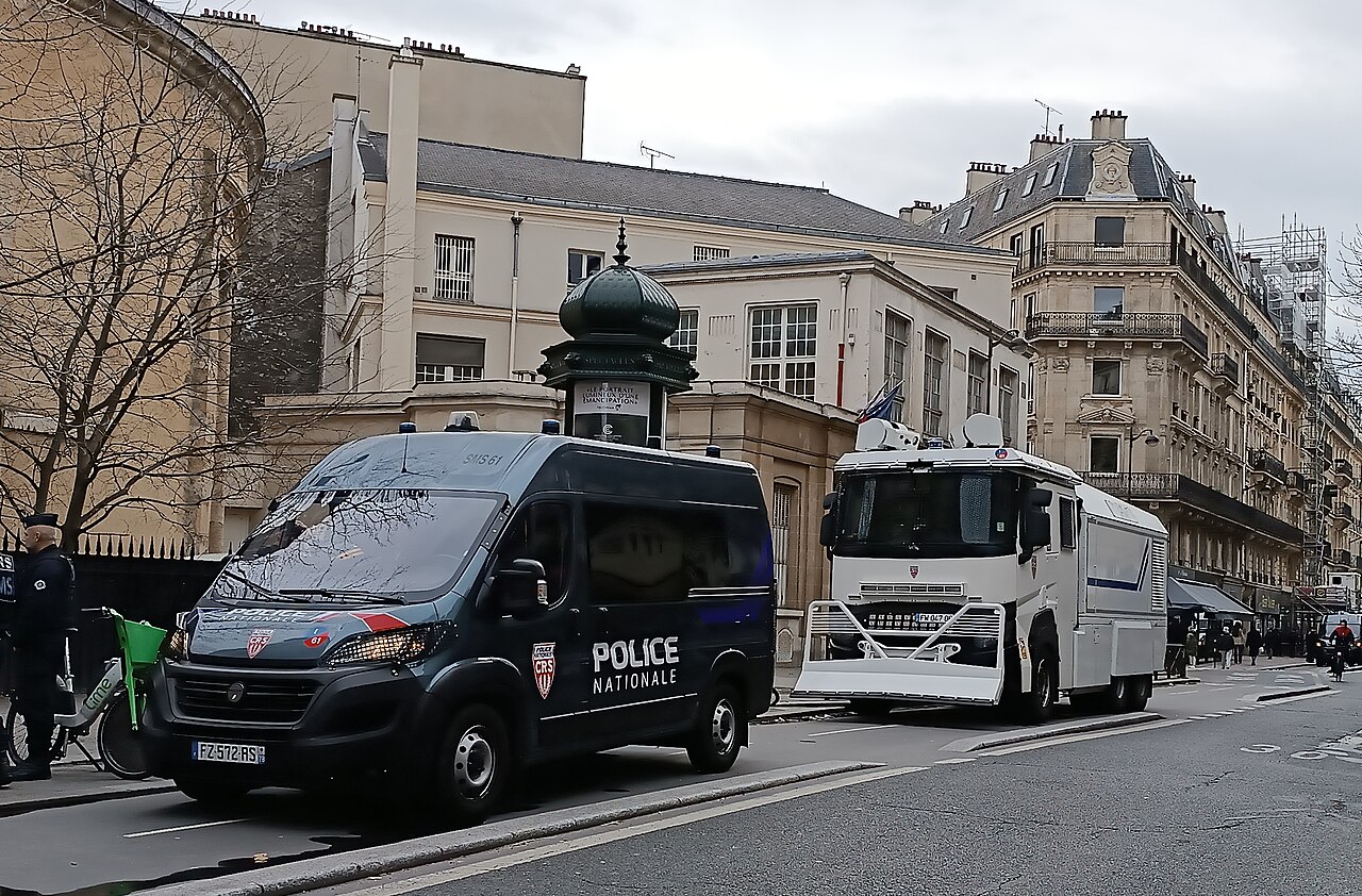 Camión hidrante de la policía antidisturbios francesa en una calle de París