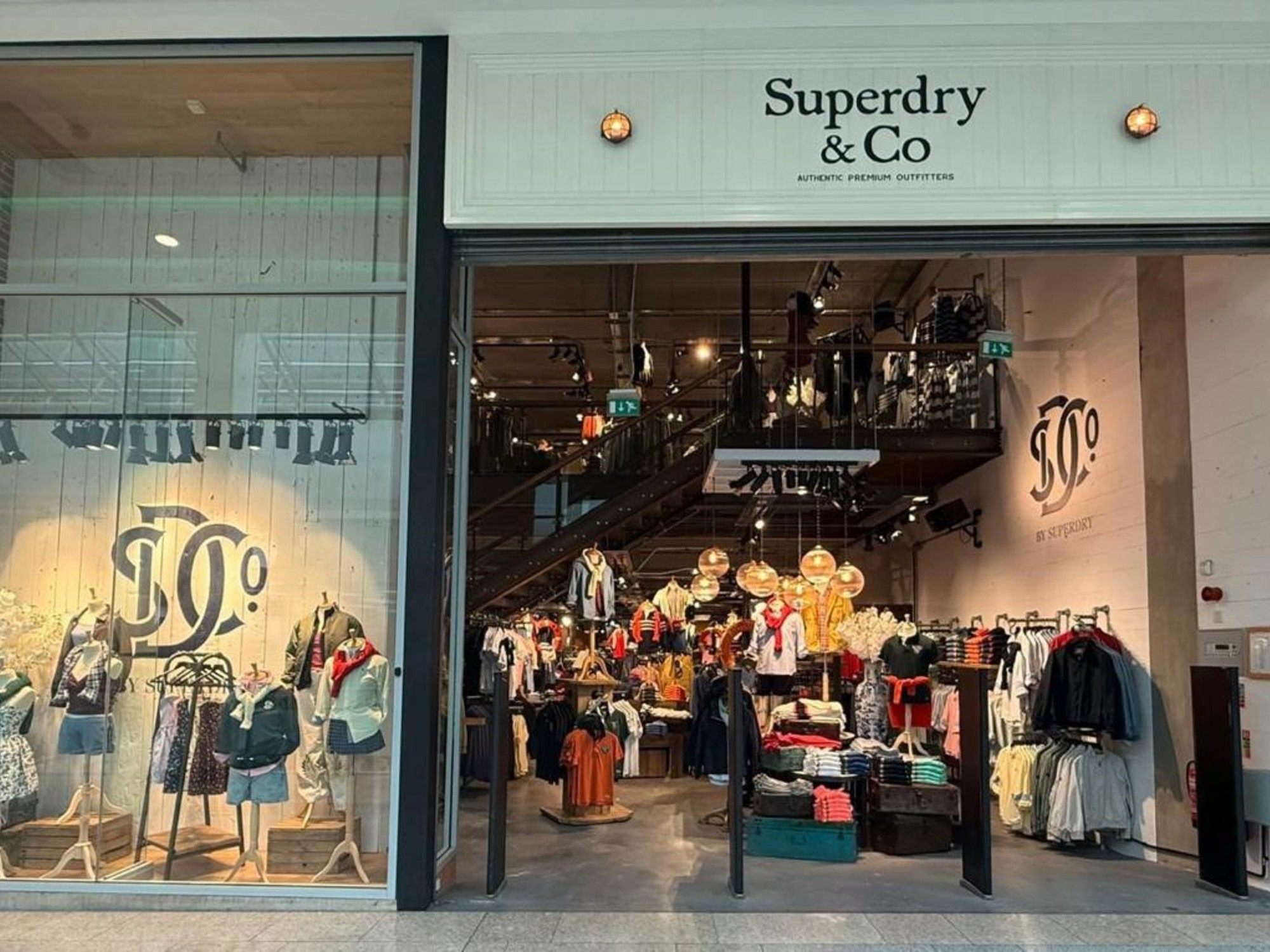 La marca británica Superdry & Co, llega al país con un local en Unicenter