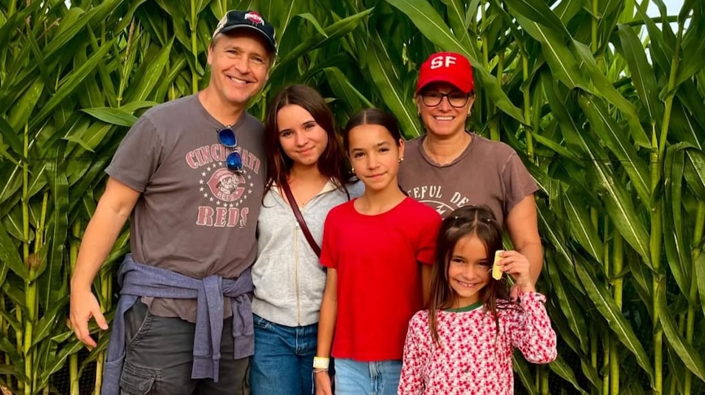 Chad Lowe y su esposa, junto a sus hijas Fiona, Mabel y Nixie