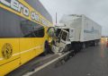 Choque múltiple en Campana: un camión embistió a un micro y a una camioneta detenidos en la banquina