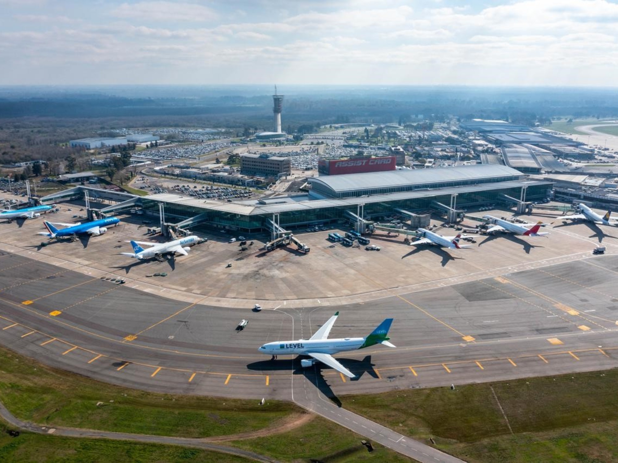 La principal obra del aeropuerto de Ezeiza son las mejoras en la pista secundaria, la razón que da Plus Ultra para cancelar y cambiar fechas de vuelos