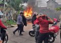 Furia en Tigre: repartidores rastrearon por GPS una moto robada, destrozaron una casa y quemaron un auto