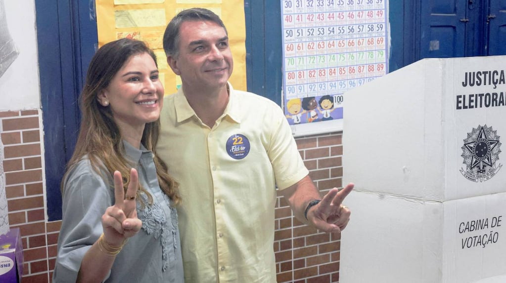 Flávio Bolsonaro votó en Río de Janeiro acompañado por su esposa