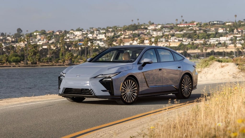 El Lexus ES 500e Luxury, la versión 100% eléctrica del sedán