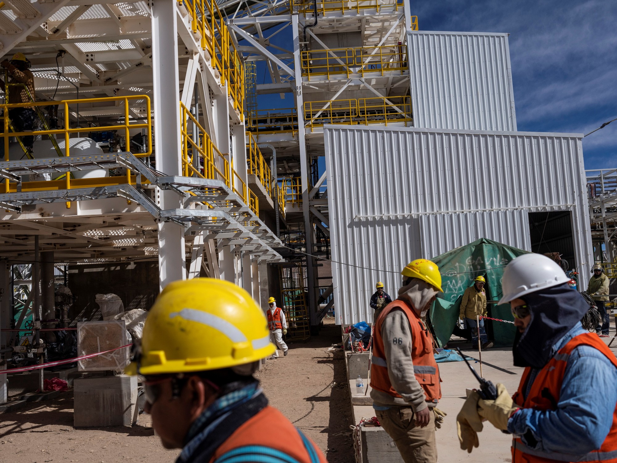 Trabajadores mineros en el salar Cauchari-Olaroz, donde la empresa Exar extrae litio, en Jujuy