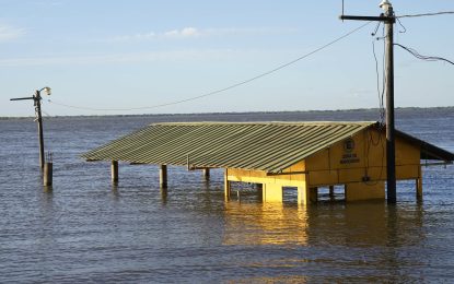 La crecida del Paraná rompió un terraplén en Paso de la Patria y el agua avanzó sobre tres barrios