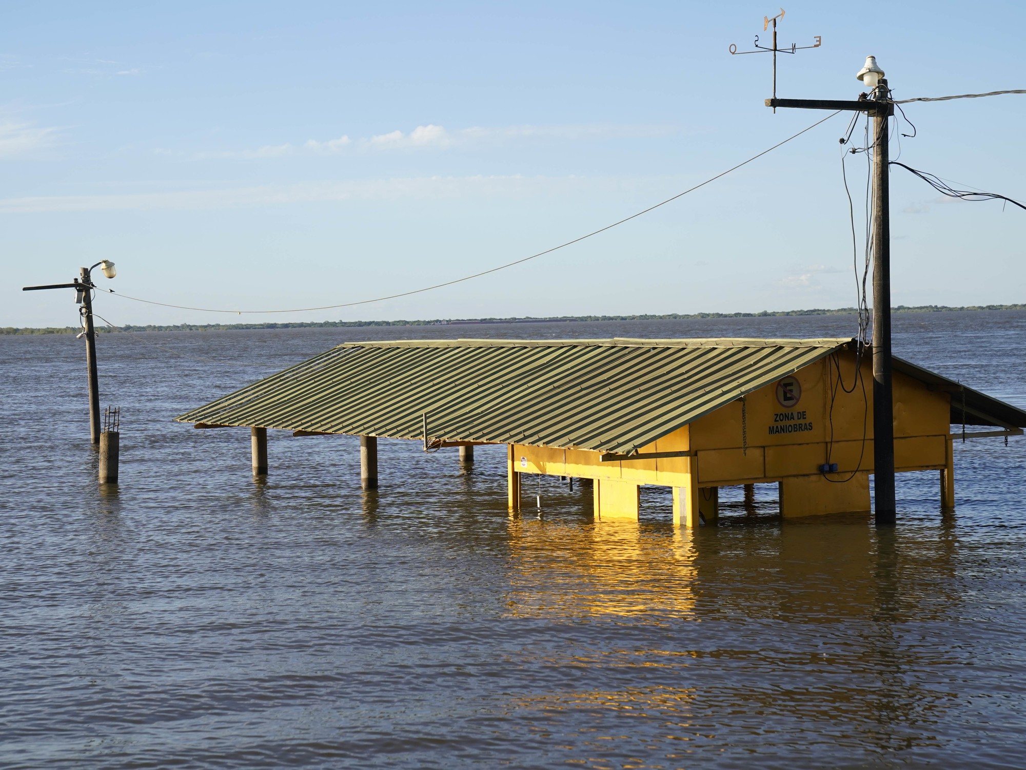 La crecida del Paraná rompió un terraplén en Paso de la Patria y el agua avanzó sobre tres barrios