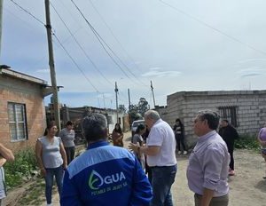 Reunión con vecinos del Asentamiento 4 de Agosto para solucionar el acceso al servicio