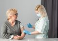 Una vacuna personalizada contra el cáncer redujo hasta un 58% el riesgo de recaída en melanoma