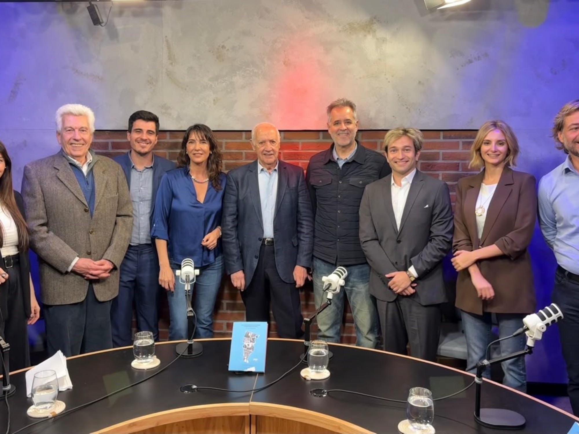 Roberto Lavagna con el Topo Rodríguez, Natalia de la Sota y Rodolfo Gil en el Instituto Consenso Federal