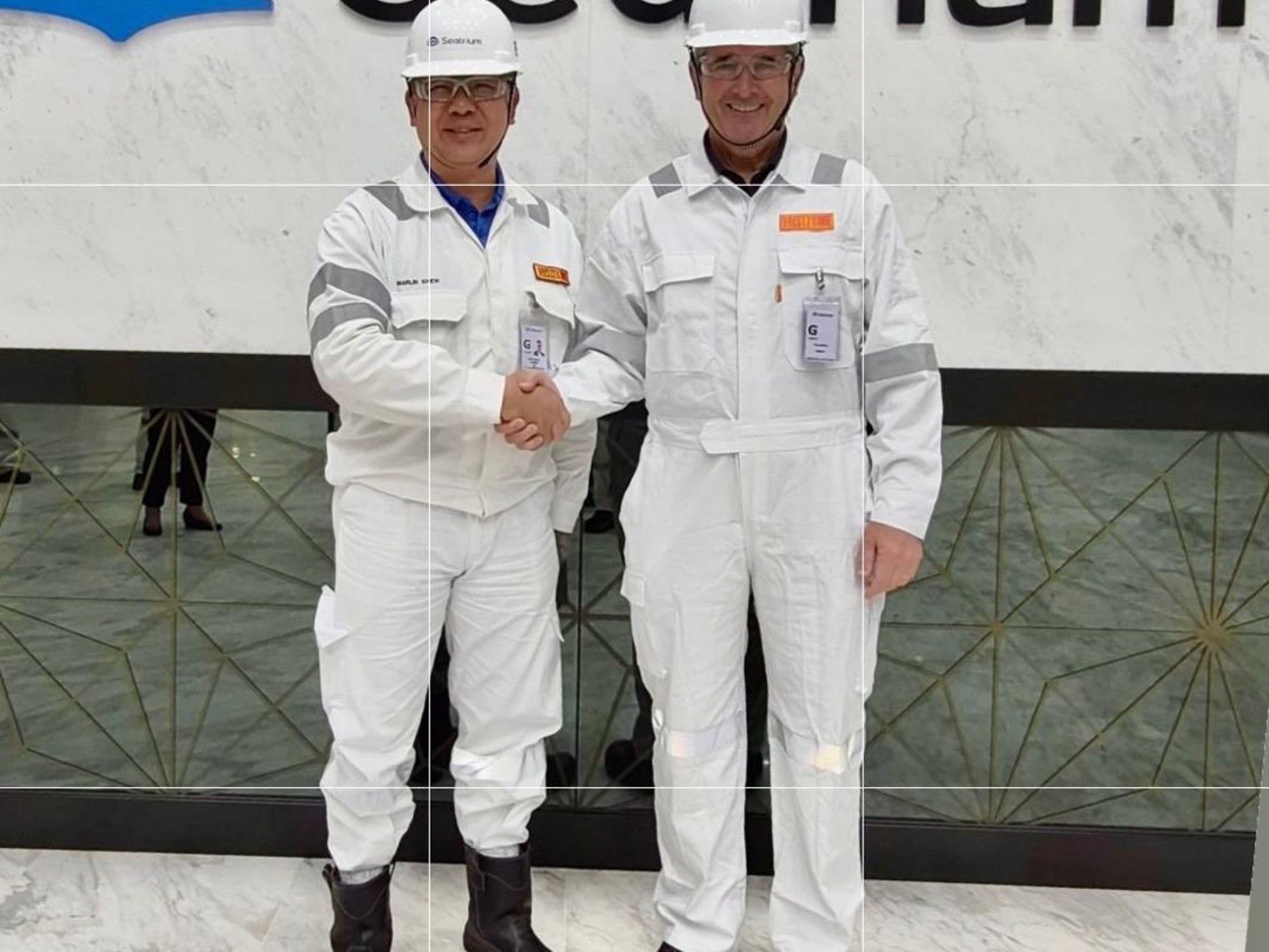 Quirno visitando el astillero Seatrium, que tiene un contrato con un barco que opera en Malvinas, el Aoka Mizu