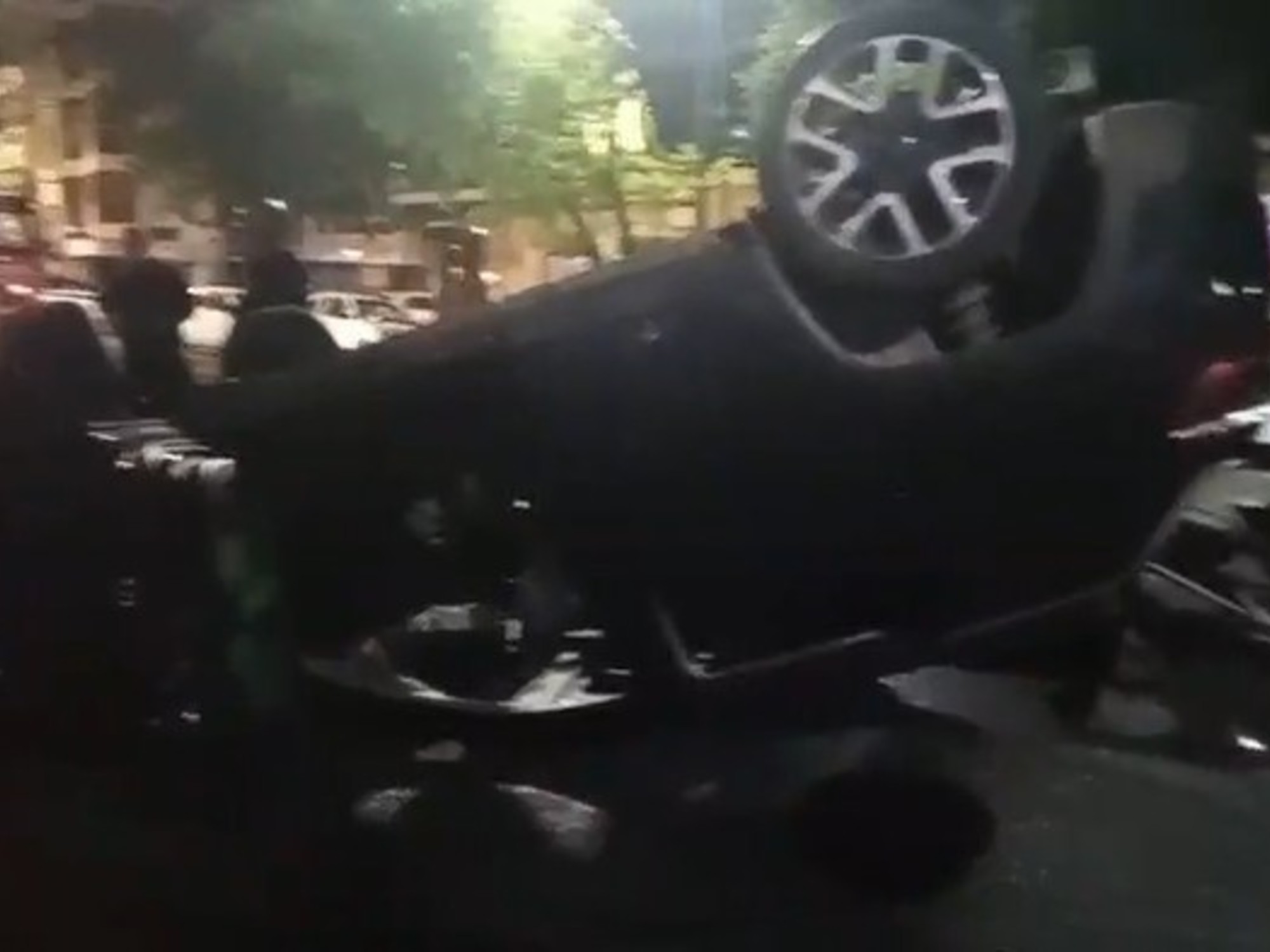 Flores: una conductora alcoholizada chocó dos autos, volcó y atropelló a tres personas