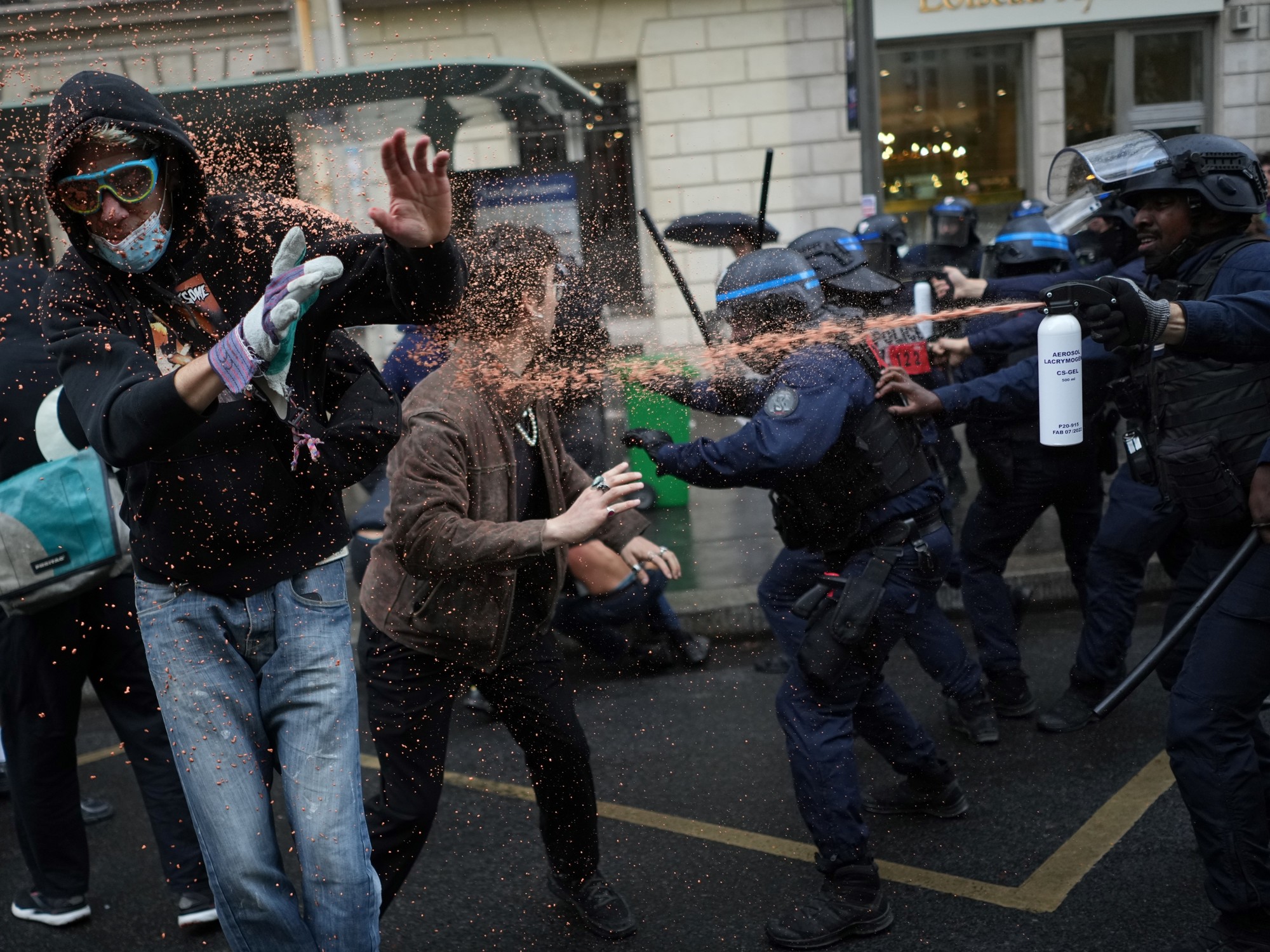 Estudiantes se enfrentan con la policía en París