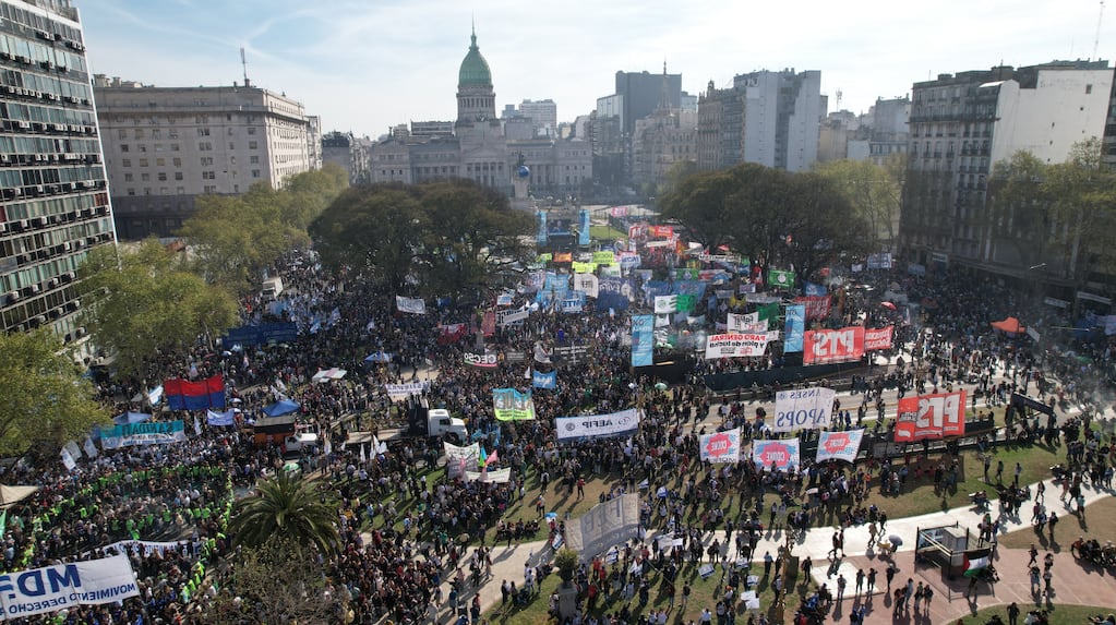 El Gobierno descontará el día a los estatales que adhieran al paro de ATE y negocia con las universidades