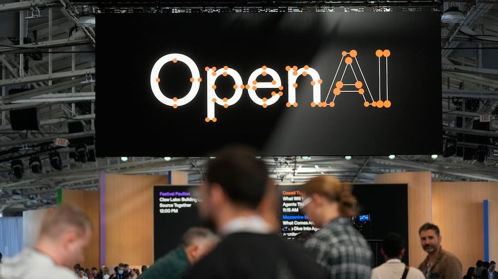Espionaje en OpenAI: el FBI detuvo a un ingeniero acusado de esconder un grabador en una sala de reuniones