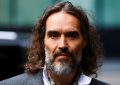 Comenzó el juicio a Russell Brand por abuso sexual: la fiscal lo definió como “despiadado, calculador y voraz”