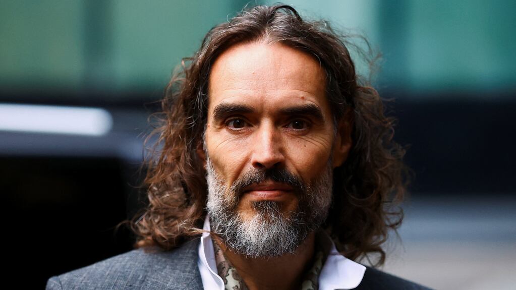 Comenzó el juicio a Russell Brand por abuso sexual: la fiscal lo definió como “despiadado, calculador y voraz”
