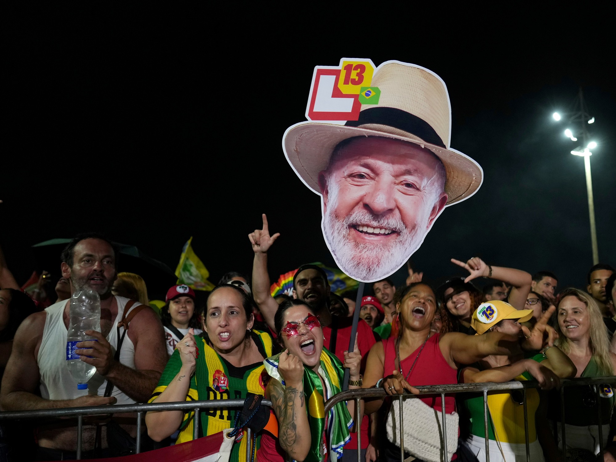 Partidarios del presidente brasileño Luiz Inácio Lula da Silva, quien busca la reelección, observan la actuación del cantante Caetano Veloso durante un mitin, una semana antes de la segunda vuelta de las elecciones presidenciales, en Río de Janeiro