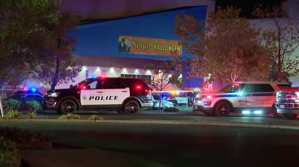 El tiroteo ocurrió en un local de Spirit Halloween dentro de un centro comercial de Fairfield.
