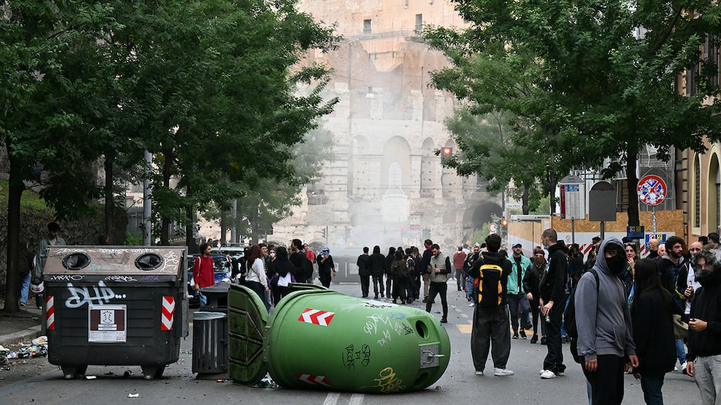 Manifestantes cruzan las vías del tren durante una huelga nacional en Nápoles, en una jornada de protestas por el costo de vida y el gasto militar.