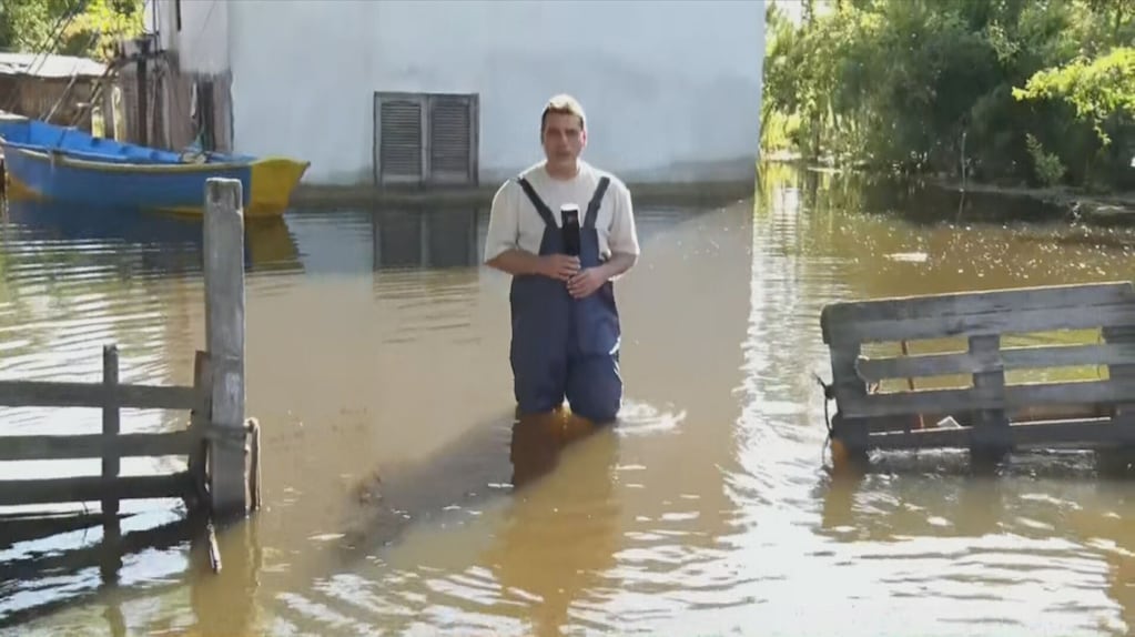 Familias desplazadas por la inundación permanecen en alojamientos improvisados.