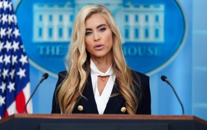 Trump echó a su nueva vocera a cinco días de asumir: se había presentado como abogada sin haber aprobado el examen