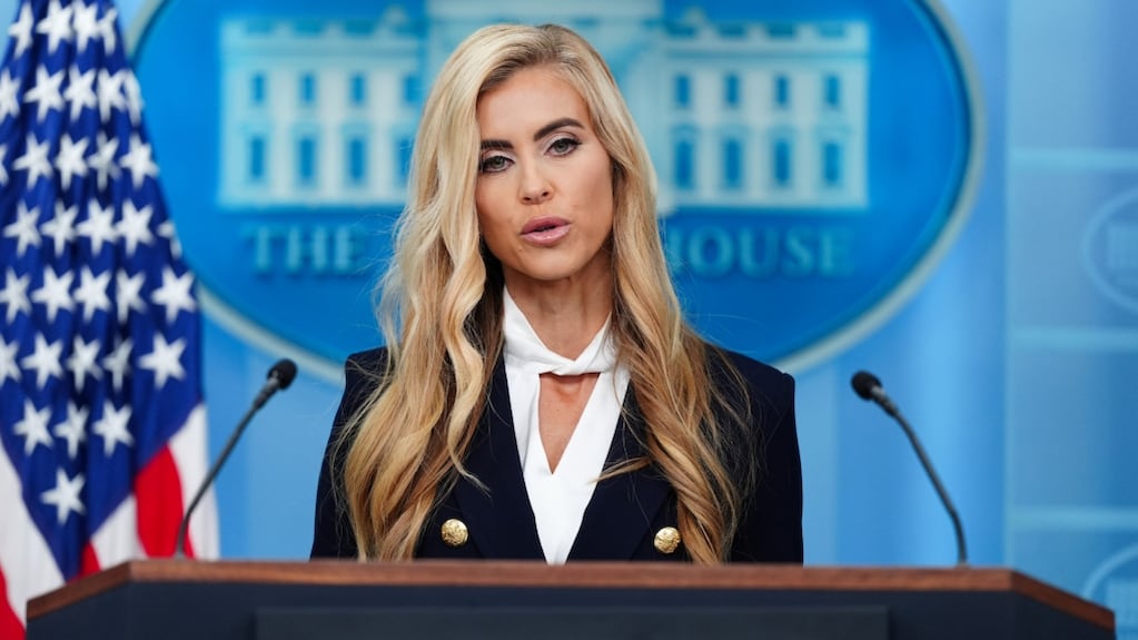 Trump echó a su nueva vocera a cinco días de asumir: se había presentado como abogada sin haber aprobado el examen