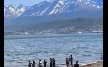 El país al revés: Ushuaia superó los 21 grados y la gente fue a la playa, mientras Buenos Aires tiritaba de frío