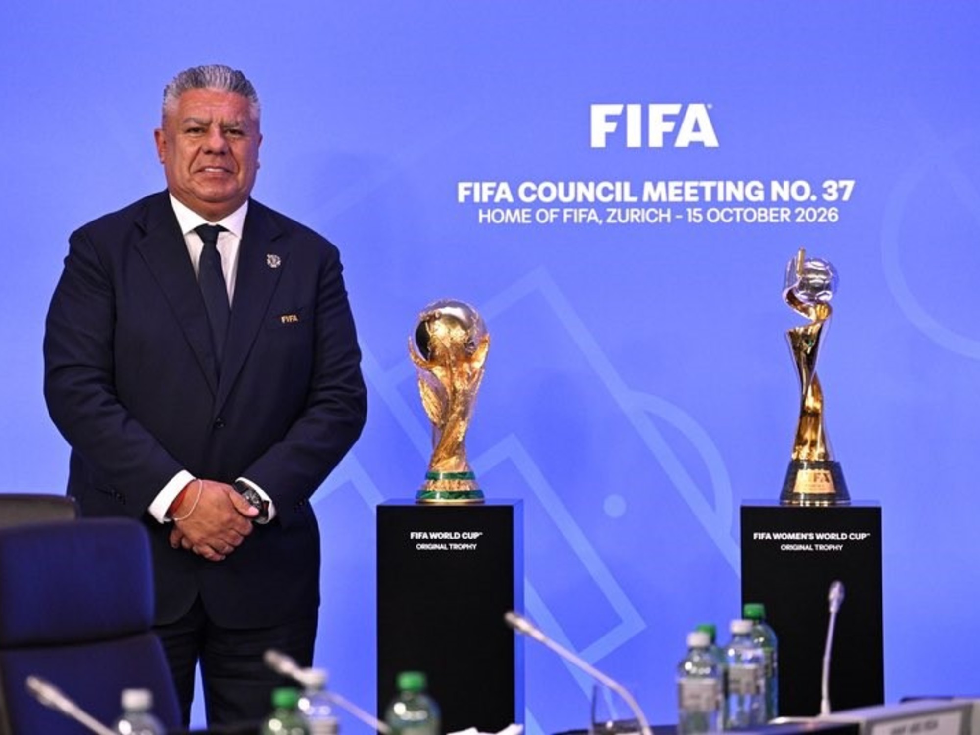 El Chiqui Tapia posa junto a la copa de los mundiales el viernes en la sede de la FIFA, en Zurich