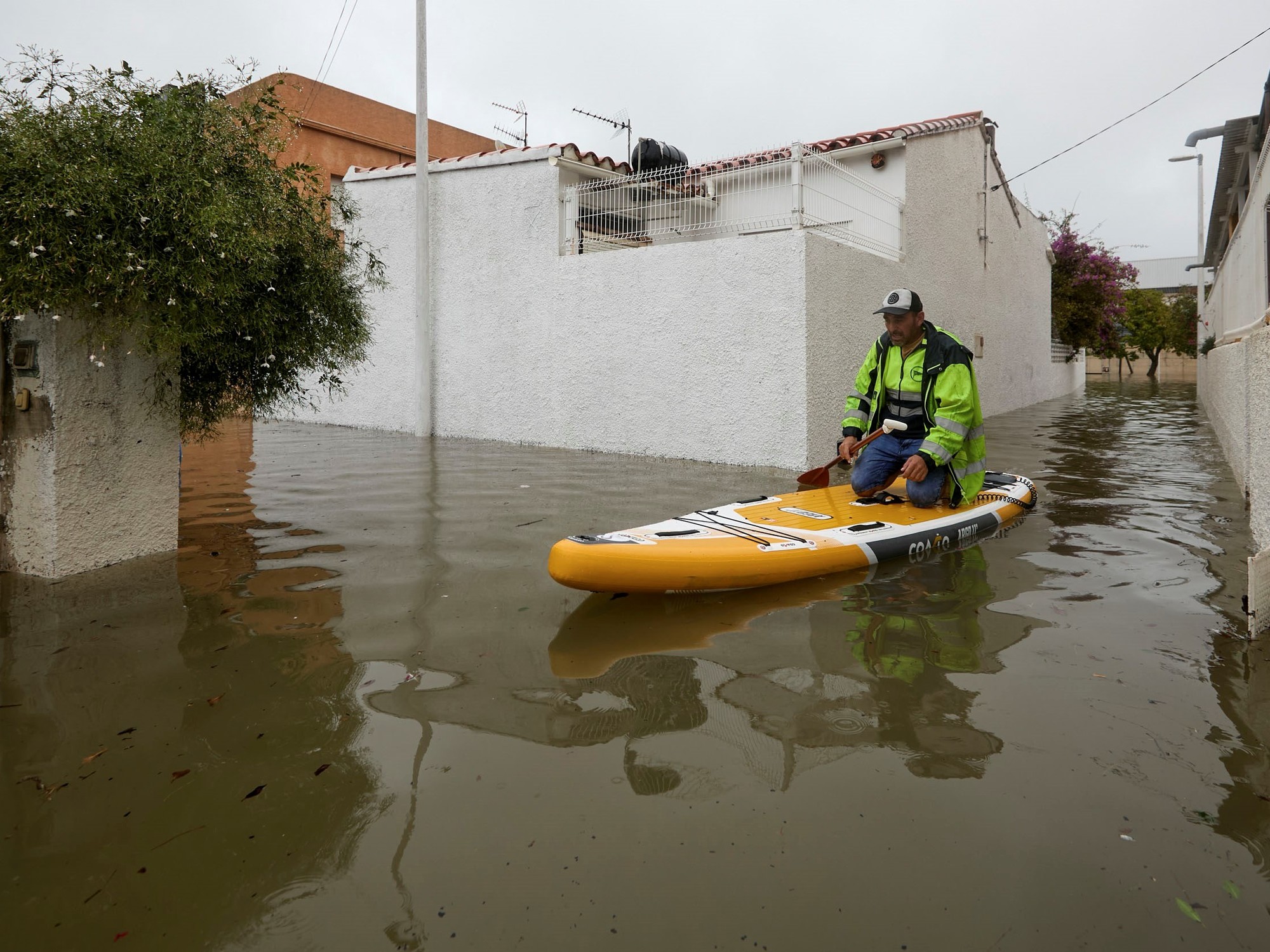 Varios camiones atrapados en una zona inundada en las afueras de Gandía, este lunes