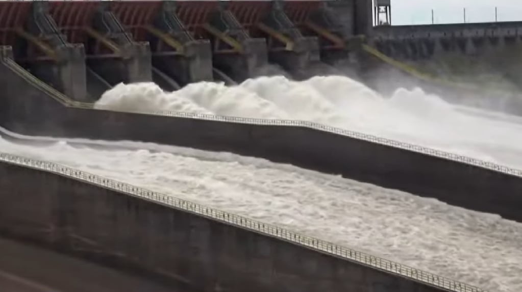 Itaipú abrió sus compuertas por la crecida del Paraná y prevé mantenerlas así hasta febrero