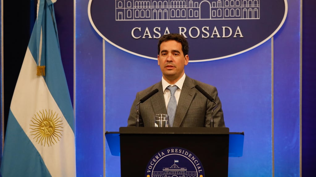 El vocero presidencial, Adrián Ravier, en conferencia de prensa en Casa Rosada