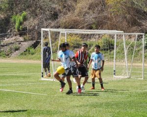 Controles de salud a niños de escuelas y clubes de fútbol del distrito Alto Comedero