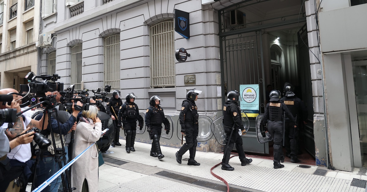 Grupos especiales trabajan para liberar al rehén y recuperar el control de la comisaría
