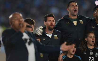 El último himno de Messi: no pudo cantarlo por la emoción, Scaloni lloró y salió a la cancha con sus hijos